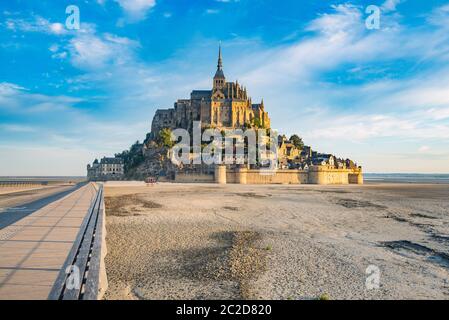 Strada che conduce al Mont Saint Michael con la sua abbazia e la bassa marea Foto Stock