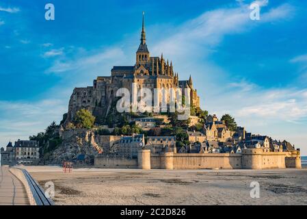 Strada che conduce al Mont Saint Michael con la sua abbazia e la bassa marea Foto Stock