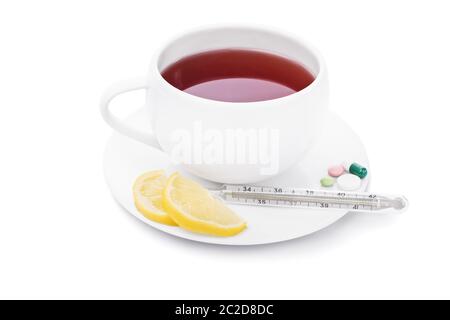 Tè con limone, pillole e termometro, isolati su sfondo bianco. Foto Stock