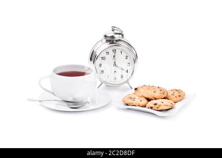 Tazza di tè e caffè con bollitore, cookie e sveglia, isolato su sfondo bianco. Foto Stock