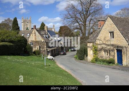 Village and St James'Church, Longborough, Cotswolds, Gloucestershire, Inghilterra, Regno Unito, Europa Foto Stock