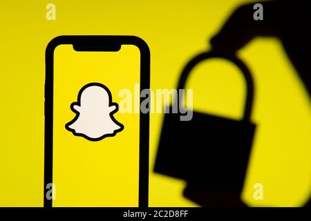 LONDRA, UK - GIUGNO 2020: Logo Snapchat social media con un lucchetto di sicurezza Foto Stock