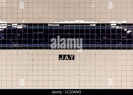 Brooklyn, NY / USA - LUGLIO 31 2018: Cartello della metropolitana di Jay Street Foto Stock
