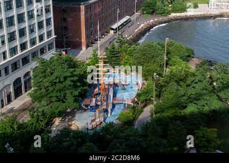 Brooklyn, NY / USA - LUGLIO 31 2018: Main St. Playground a Brooklyn Bridge Park Dumbo Foto Stock
