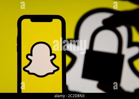 LONDRA, UK - GIUGNO 2020: Logo Snapchat social media con un lucchetto di sicurezza Foto Stock