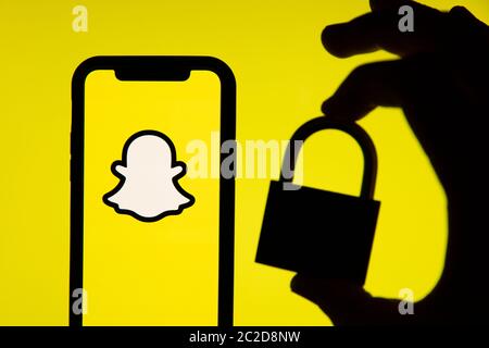 LONDRA, UK - GIUGNO 2020: Logo Snapchat social media con un lucchetto di sicurezza Foto Stock