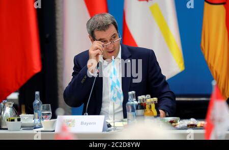 Berlino, Germania. 17 Giugno 2020. Markus Söder, primo ministro della Baviera e capo della CSU, presiede un turno preparatorio di capi di governo prima del primo incontro personale dei primi ministri degli stati tedeschi con il Cancelliere tra tre mesi. Nella successiva riunione del Cancelliere si discuterà di restrizioni più lunghe dovute alla pandemia di Corona. Credit: Annibal Hanschke/Reuters-pool/dpa/Alamy Live News Foto Stock