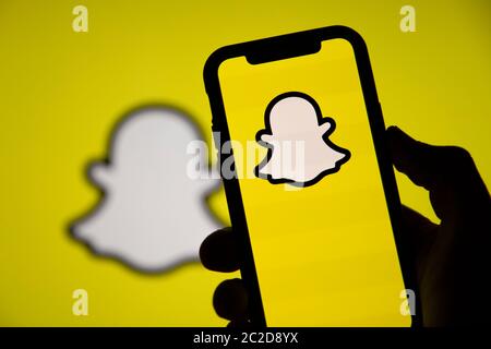 LONDRA, UK - GIUGNO 2020: Logo Snapchat sui social media sullo schermo di uno smartphone Foto Stock