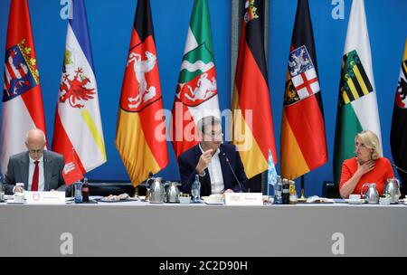 Berlino, Germania. 17 Giugno 2020. Markus Söder, Ministro Presidente della Baviera e Capo della CSU (M), presiede un turno preparatorio di capi di governo prima del primo incontro personale dei Ministri Presidenti degli stati tedeschi con il Cancelliere tra tre mesi. Nella successiva riunione del Cancelliere si discuterà di restrizioni più lunghe dovute alla pandemia della corona. Credit: Annibal Hanschke/Reuters-pool/dpa/Alamy Live News Foto Stock