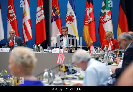 Berlino, Germania. 17 Giugno 2020. Markus Söder, primo ministro della Baviera e capo della CSU (seconda fila, M), presiede un turno preparatorio di capi di governo prima del primo incontro personale dei primi ministri degli stati tedeschi con il Cancelliere tra tre mesi. Nella successiva riunione del Cancelliere si discuterà di restrizioni più lunghe dovute alla pandemia della corona. Credit: Annibal Hanschke/Reuters-pool/dpa/Alamy Live News Foto Stock