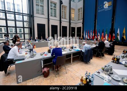 Berlino, Germania. 17 Giugno 2020. Markus Söder, primo ministro della Baviera e capo della CSU, presiede un turno preparatorio di capi di governo prima del primo incontro personale dei primi ministri degli stati tedeschi con il Cancelliere tra tre mesi. Nella successiva riunione del Cancelliere, si discuteva di restrizioni più lunghe dovute alla pandemia della corona. Credit: Annibal Hanschke/Reuters-pool/dpa/Alamy Live News Foto Stock