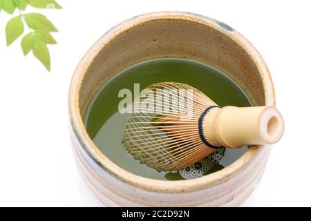 Giapponese di tè verde Matcha in un vaso di ceramica con frusta di tè Foto Stock