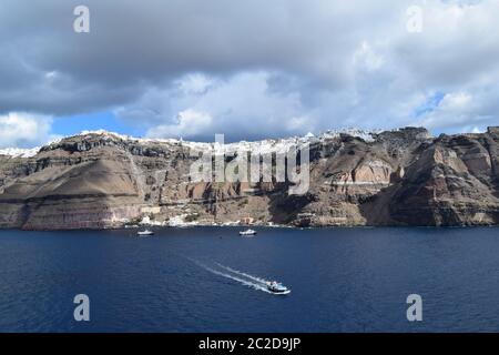 Santorini accattivante: Esplorare l'incantevole isola e il suo fascino senza tempo Foto Stock