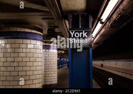 Brooklyn, NY / USA - LUGLIO 31 2018: Cartello e piattaforma della metropolitana di York Street Foto Stock