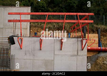 Ringhiera su un cantiere per proteggere i lavoratori dalla caduta Foto Stock