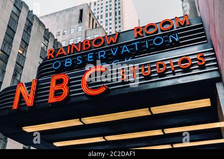 New York City / USA - LUGLIO 19 2018: NBC Studios segno e la facciata edifici nel centro di Manhattan Foto Stock