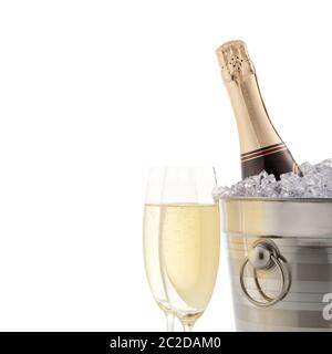 Ancora vita con bottiglia di champagne raffreddata in un secchio con ghiaccio e due flute di champagne completamente isolate su sfondo bianco Foto Stock