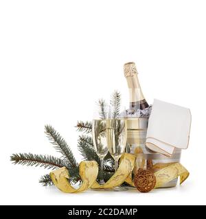 Ancora vita con bottiglia di champagne raffreddata in un secchio con ghiaccio, due flute di champagne e ornamenti di Natale isolati su un backgr bianco Foto Stock