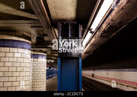 Brooklyn, NY / USA - LUGLIO 31 2018: Cartello e piattaforma della metropolitana di York Street Foto Stock