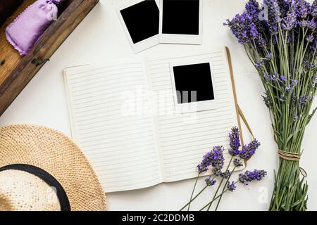 Bouquet di lavanda profumata in fiore su un notepad di carta bianca.Vista dall'alto. Foto Stock