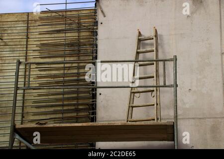 Scala sulla piattaforma superiore su una impalcatura Foto Stock