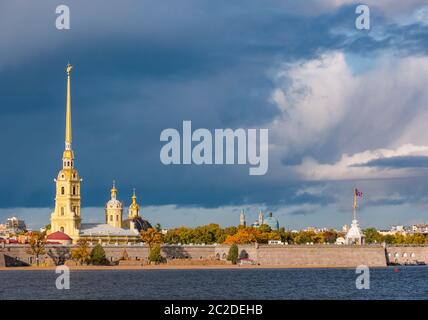 La guglia della Cattedrale di Pietro e Paolo, la Fortezza di Pietro e Paolo sul fiume Neva con il cielo tempestoso, San Pietroburgo, Russia Foto Stock