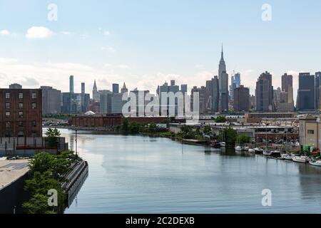 New York, NY / STATI UNITI D'America - 01 GIU 2018: Manhattan Midtown skyline vista dal Queens su un chiaro pomeriggio Foto Stock