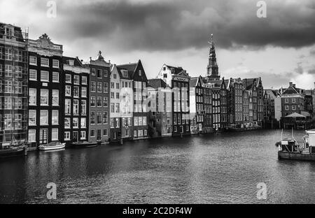 AMSTERDAM, Paesi Bassi - 05 settembre 2019, stazione centrale di edificio. Il palazzo è una delle attrazioni architettoniche della città, Netherland su Foto Stock