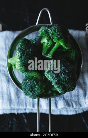 Colapasta congelate di cime di broccoli sul panno. Foto Stock