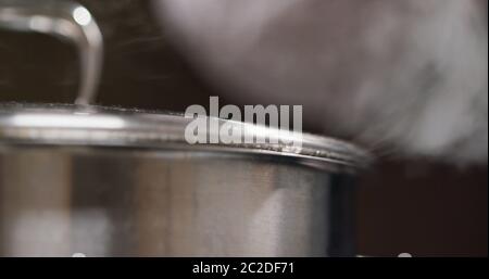 Cucina con vapore che esce dal bollitore in cucina Foto Stock