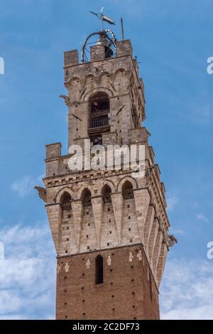 Particolare della Torre Mangia e del suo tabernacolo, la torre civica del municipio di Siena in Piazza campo, Piazza del campo. Siena, Toscana, Italia. Foto di alta qualità Foto Stock