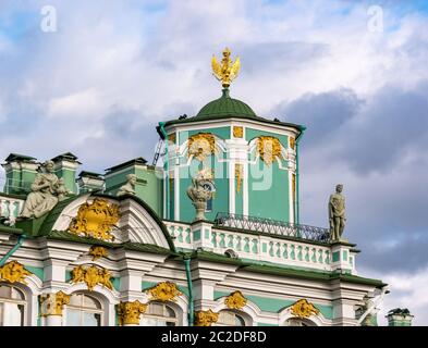 Primo piano dettaglio dell'architettura ornata del Palazzo d'Inverno, dell'Hermitage, di San Pietroburgo, Russia Foto Stock