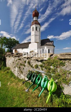 Chiesa 'Filialkirche Sankt Andreas Thalkirchen', Chiemgau, alta Baviera, Germania Foto Stock