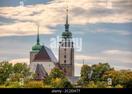 Chiesa di San Giacomo Maggiore in Jihlava, di tre navate chiesa hall con un lungo presbiterio e due alte torri in autunno i colori dell'autunno Foto Stock