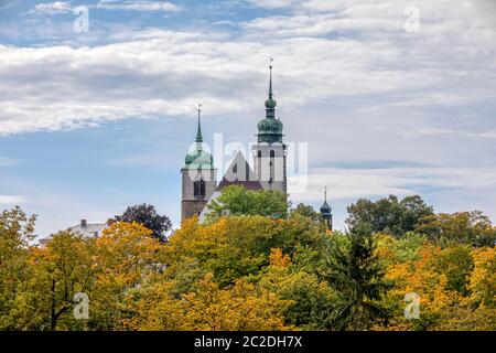 Chiesa di San Giacomo Maggiore in Jihlava, di tre navate chiesa hall con un lungo presbiterio e due alte torri in autunno i colori dell'autunno Foto Stock