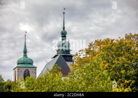 Chiesa di San Giacomo Maggiore in Jihlava, di tre navate chiesa hall con un lungo presbiterio e due alte torri in autunno i colori dell'autunno Foto Stock