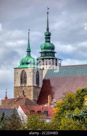 Chiesa di San Giacomo Maggiore in Jihlava, di tre navate chiesa hall con un lungo presbiterio e due alte torri in autunno i colori dell'autunno Foto Stock