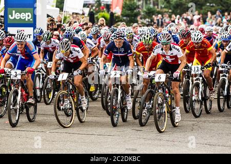 MONT ST ANNE, CANADA - 4 SETTEMBRE 2010. Inizio della gara Mens, guidata da Vogel, Absalon, Schurter e Kulhavy. All'UCI Mountain Bike Cross Country Foto Stock