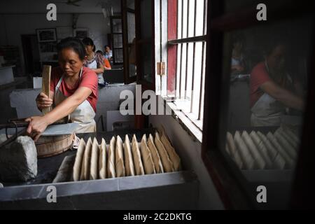 (200617) -- JINGXIAN, 17 giugno 2020 (Xinhua) -- UN lavoratore pettina i capelli di Xuan spazzola ad un produttore locale nella contea di Jingxian, provincia di Anhui della Cina orientale, 4 giugno 2020. I pennelli di inchiostro sono usati nella pittura e nella calligrafia cinesi tradizionali. Insieme con la pietra dell'inchiostro, l'inchiostro e la carta Xuan, questi quattro attrezzi di scrittura costituiscono i 'quattro tesori di studio'. Un tipo altamente acclamato di pennello di inchiostro, si ritiene che il pennello Xuan abbia origine nella dinastia Qin (intorno al 200 a.C.) nell'area di Xuanzhou dell'antica Cina. I capelli del pennello Xuan è di solito fatto dai capelli di coniglio, weasel o capra, dipendono Foto Stock