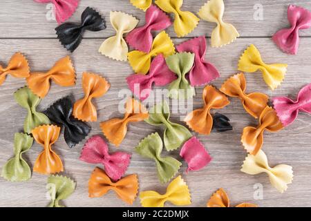 La pasta italiana colorata con coloranti naturali sul tavolo di legno Foto Stock