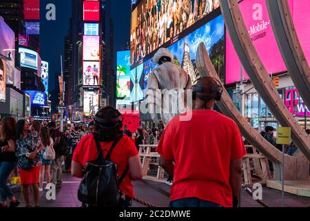 New York City / USA - LUGLIO 13 2018: SCIA, parti di un naufragio, modellato sulla USS Nightingale di Mel Chin su Times Square Foto Stock