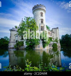 La Mothe Chandeniers, le rovine di un castello francese nella regione Nouvelle-Aquitaine, Francia, Europa Foto Stock
