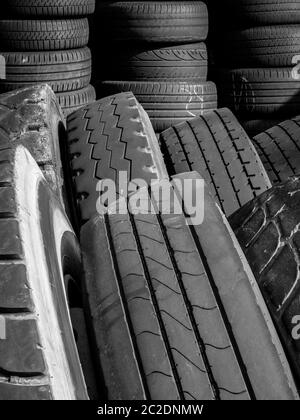 Pile di vecchi pneumatici usati. Esso può essere utilizzato come concetti e background. Foto Stock