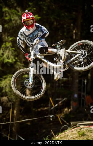 CHAMPERY, SVIZZERA - 31 AGOSTO 2011. Danny Hart (GBR) sulla strada per vincere i Campionati del mondo di discesa in mountain bike UCI per Team Giant. Foto Stock