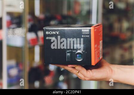 Ufa, Russia - OTTOBRE 30: Primo piano sulla nuova fotocamera APSC Mirrorless A6600 di Sony Foto Stock