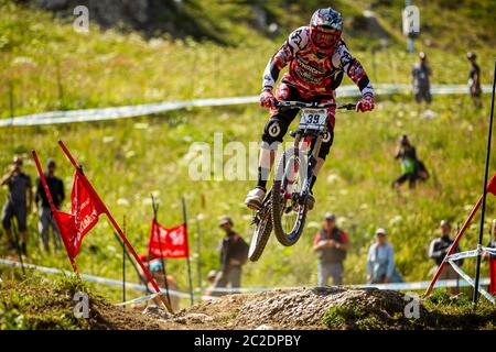 29 LUGLIO 2012 - VAL D'ISERE, FRANCIA. Coppa del mondo UCI Mountain Bike. Steve Peat (GBR) si svolge alla Coppa del mondo UCI Mountain Bike Downhill Foto Stock