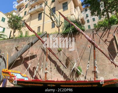 Il piccolo yacht a Camogli, Genova, Italia Foto Stock