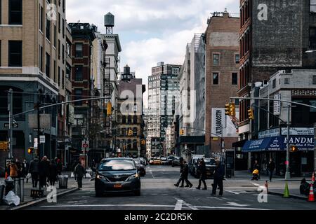 Vista su Grand Street di Chinatown a Lower Manhattan Foto Stock