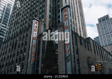 Vista prospettica del frammento di facciata dell'edificio di radio City nel centro di Manhattan Foto Stock