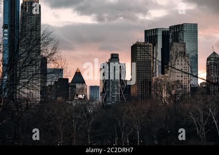 Vista al tramonto dei grattacieli più mordenti nel centro di Manhattan a sud di Central Park Foto Stock